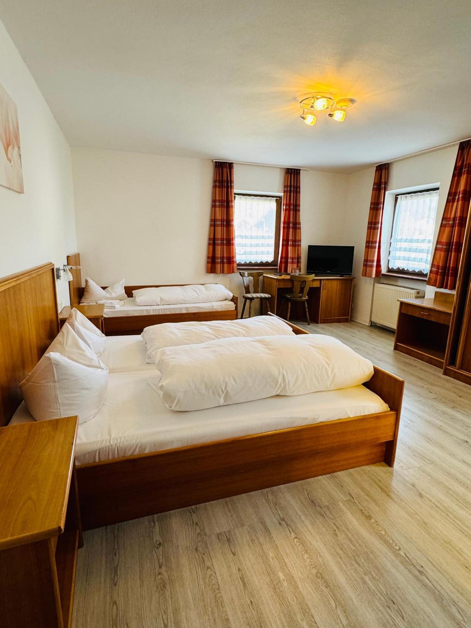 Landgasthof Hotel Zwickl デッゲンドルフ エクステリア 写真